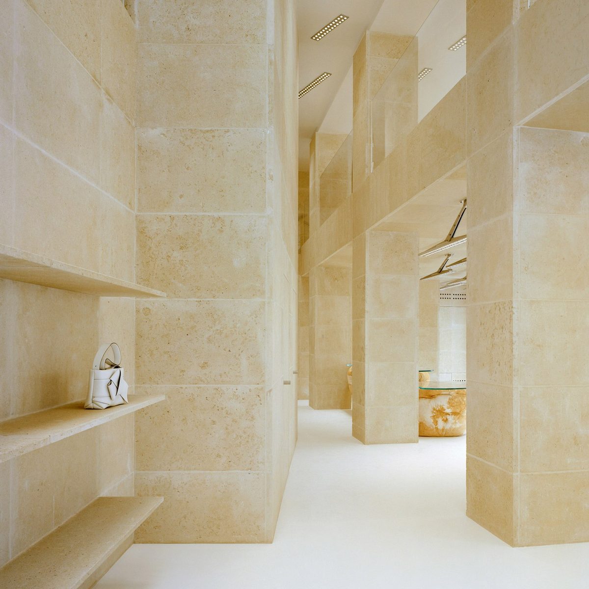 Intérieur minéral du flagship Acne Studios à Paris