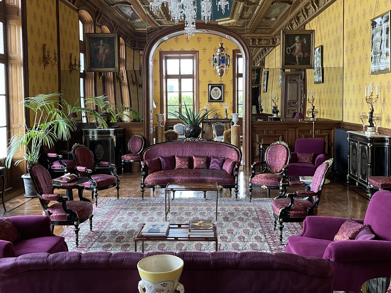 Salon d'apparat d'un château privé sonorisé en multiroom