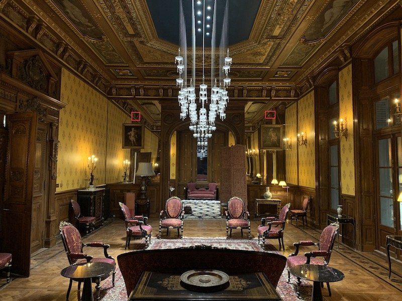 Salon d'apparat sous lustre au Château La Folie Boulart