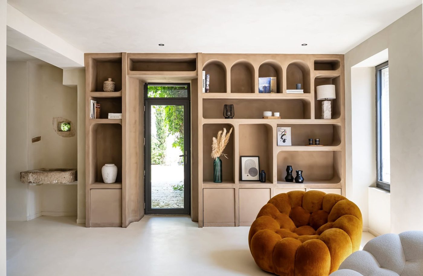 Séjour contemporain avec agencement sur mesure sonorisé en multiroom